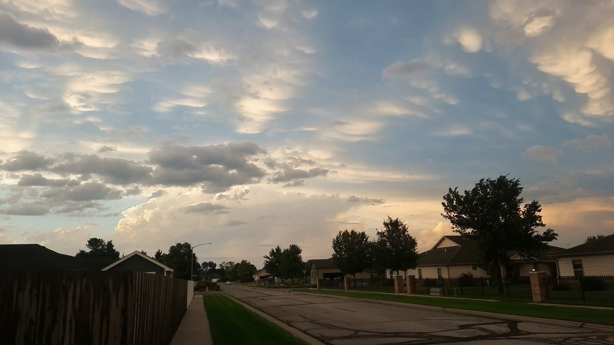 BluClipsRx's tweet photo. You like my storm clouds? https://t.co/FnF83vpWOa