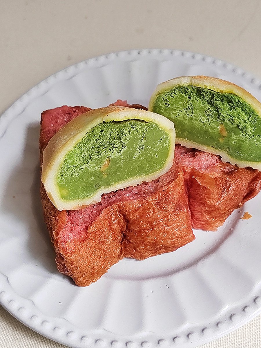 pear1011's tweet photo. [Cozy weekday pick: homemade avocado toast with a sprinkle of red pepper flakes u0026 a side of fresh cherry tomatoes. Simple, satisfying, and so good! ]， https://t.co/laBbeinYEt
