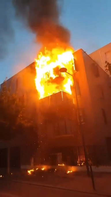 HopeMediaFR's tweet photo. 🇫🇷 Hedi, 15 ans, est devenu l’un des visages du courage après l’incendie survenu samedi soir dans un immeuble de Saint-Fons (Rhône).

Sans penser au danger, le jeune adolescent est entré dans le bâtiment en flammes pour alerter les habitants et participer à leur évacuation. Son intervention, aux côtés d’autres riverains, a permis d’éviter un drame. 

Grâce à cette mobilisation héroïque, aucune victime n’a été recensée. 👏🏻

🗞️ @medaveprod / @leprogreslyon