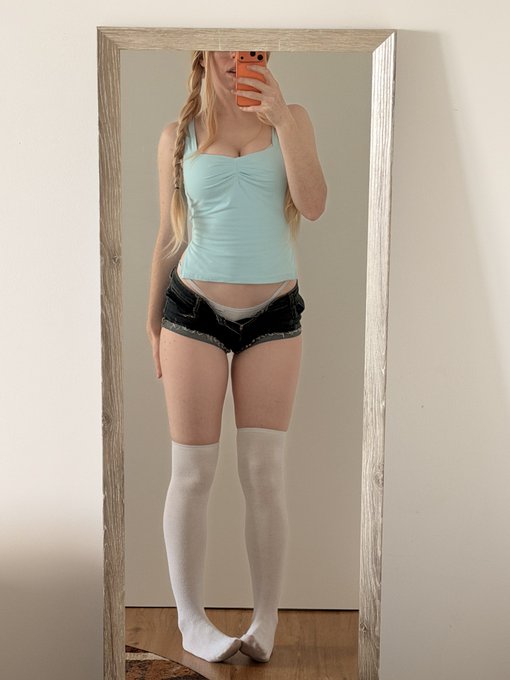 Clover ☘︎ - 2 pic. Me vs my filming outfits. Who wants me? https://t.co/cbNZf6vBM2