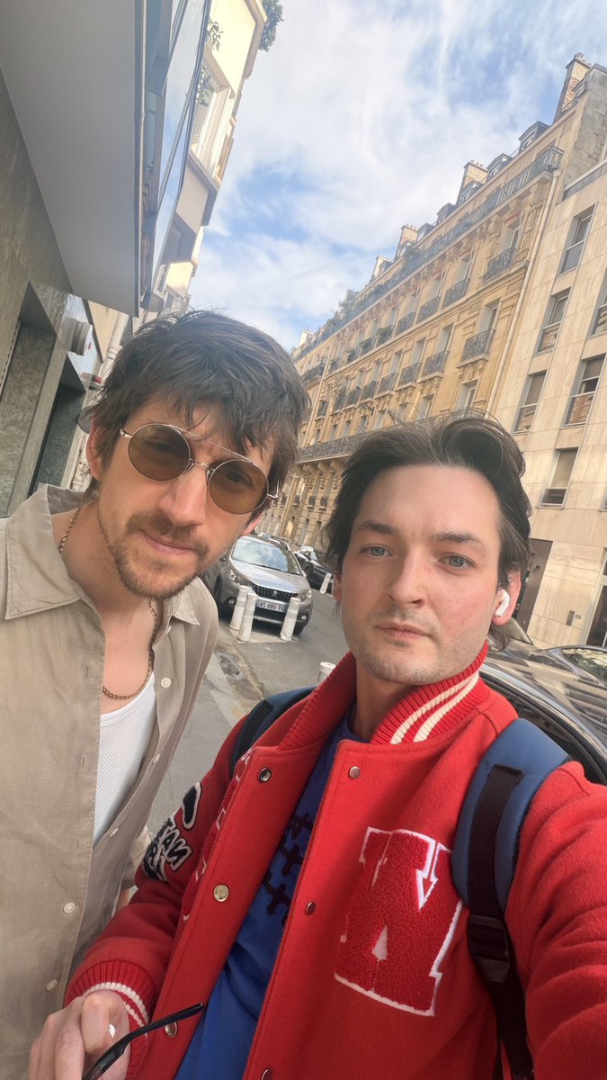 ArcticAcre's tweet photo. 🚨O INACREDITÁVEL ACONTECEU: após quase DOIS MESES com a mesma roupa, Alex Turner aparentemente tomou banho e TROCOU DE ROUPA!

O homem do sexo foi visto em Paris, lugar onde, ironicamente, os habitantes são conhecidos pela sua falta de banho. https://t.co/w0Mt928C08
