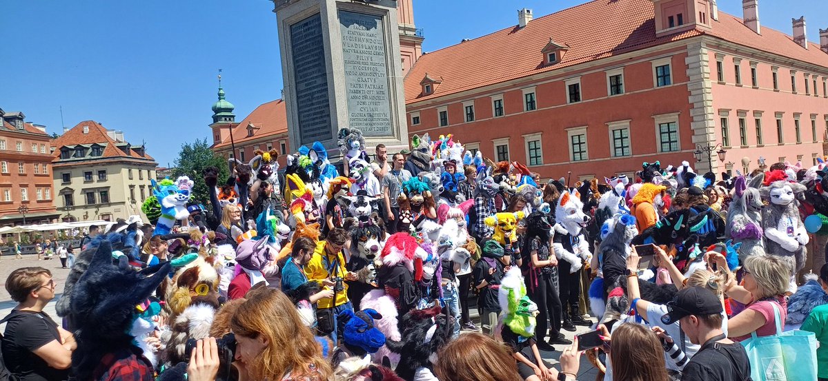 protokuba's tweet photo. @Lukoror1 @lurkiew21539 A zaraz potem byla parada rownosci. Piekne polaczenie https://t.co/iO8YizNezj