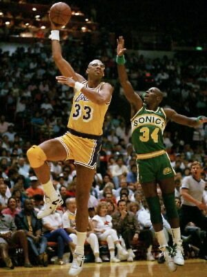 BBallNowandThen's tweet photo. Kareem's Skyhook was a thing of beauty https://t.co/rmweFm2HkM