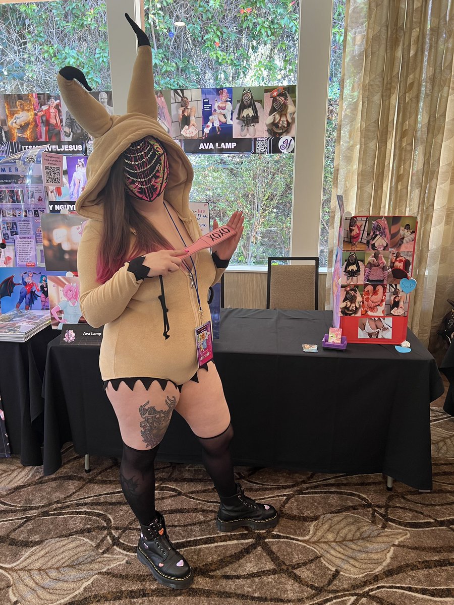 ava_lamp's tweet photo. It’s the last day of Hentai Marsuri come by and say hi 💖 https://t.co/2G7VOkjBJN
