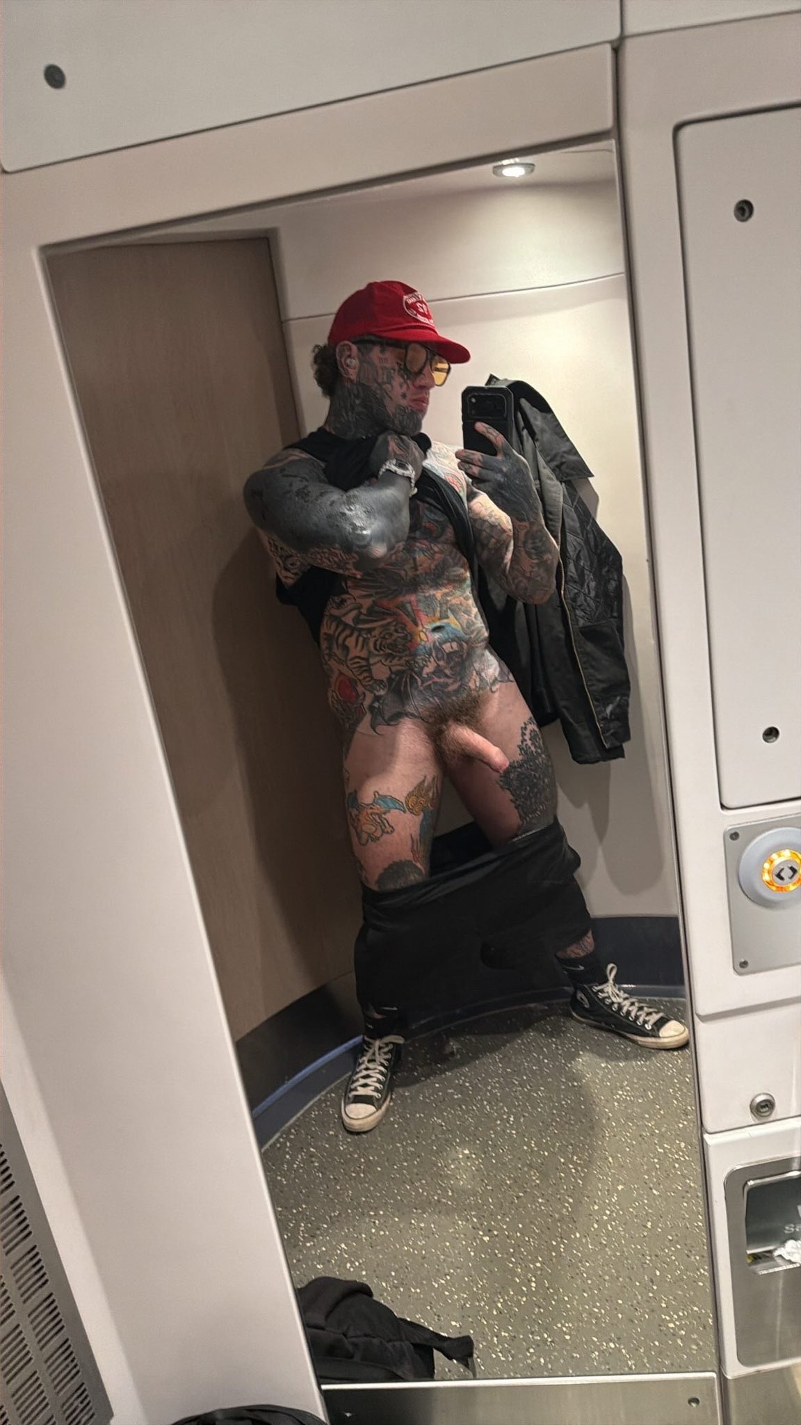 Let’s meet in the bathroom bro! https://t.co/7i9nnInh07