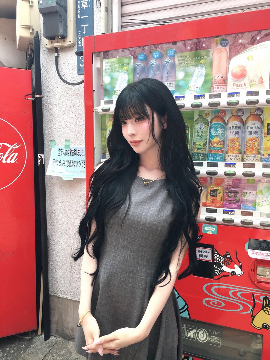 yuilllie's tweet photo. 루나 일본인인데 자판기앞에서 사진찍는거 커엽다..... https://t.co/9tlDmJPIIf
