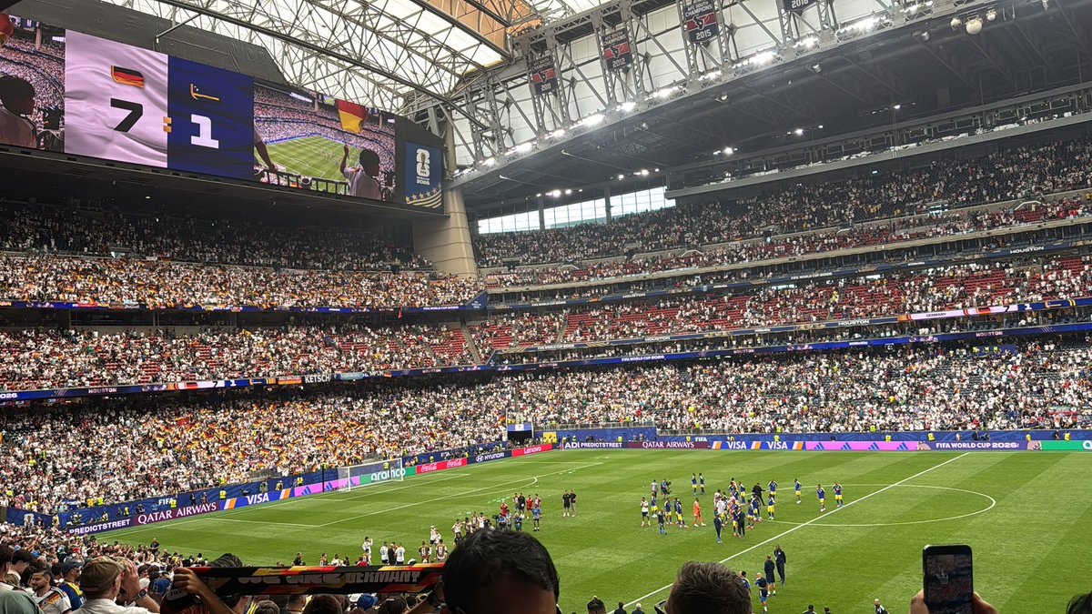 fvreporter's tweet photo. Termina la masacre. 

7 goles a 1 Alemania 🇩🇪 pulveriza a Curazao 🇨🇼 en su debut mundialista aquí en Houston. 

Y si tenían curiosidad:

•  Hungría 10-1 El Salvador (1982, fase de grupos) — Récord absoluto de goles en un partido (10) y margen de 9. 

•  Hungría 9-0 Corea del Sur (1954, fase de grupos).
•  Yugoslavia 9-0 Zaire (1974, fase de grupos).

Por 8 goles de diferencia:

•  Alemania 8-0 Arabia Saudita (2002, fase de grupos).
•  Uruguay 8-0 Bolivia (1950, fase de grupos).
•  Suecia 8-0 Cuba (1938, cuartos de final).

Por 7 goles de diferencia:

•  España 7-0 Costa Rica (2022, fase de grupos).
•  Portugal 7-0 Corea del Norte (2010, fase de grupos).
•  Polonia 7-0 Haití (1974, fase de grupos).
•  Turquía 7-0 Corea del Sur (1954, fase de grupos).
•  Uruguay 7-0 Escocia (1954, fase de grupos).
