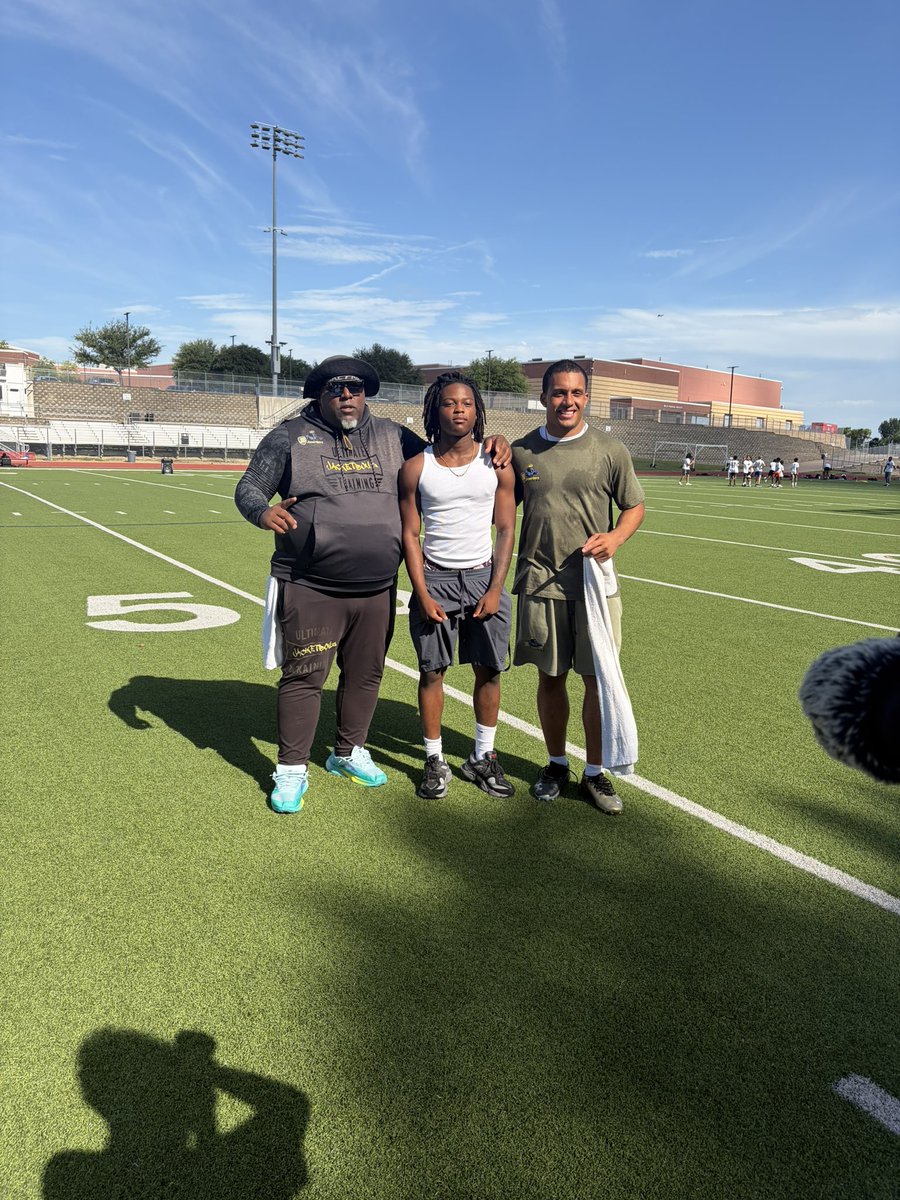 Drealovepink_'s tweet photo. We had the opportunity to connect w/Coach Wyatt of @HEARTOFMCKINNEY McKinney YellowJackets/Jacketboyz
Training &amp; @ACUFootball Defensive Back @plaemaker at their 3rd Annual PLAE Youth Football Camp.
We look forward to more community events that inspire athletes on every level.🥶🏁 https://t.co/yF2TfV238n