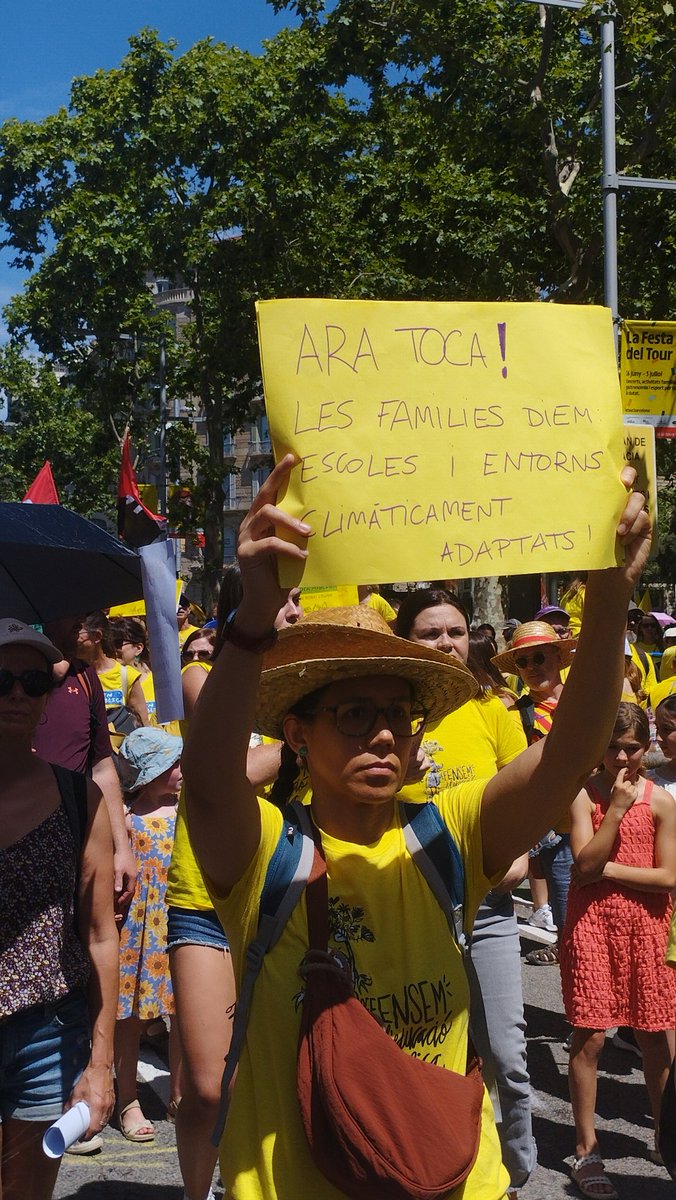 affac_cat's tweet photo. Les famílies diem: Ara toca un gran Acord per l’Educació Pública. 

Avui als carrers de Barcelona hem tornat a deixar clar que les famílies de la pública, sempre hi som. https://t.co/ftXPEy4dK7