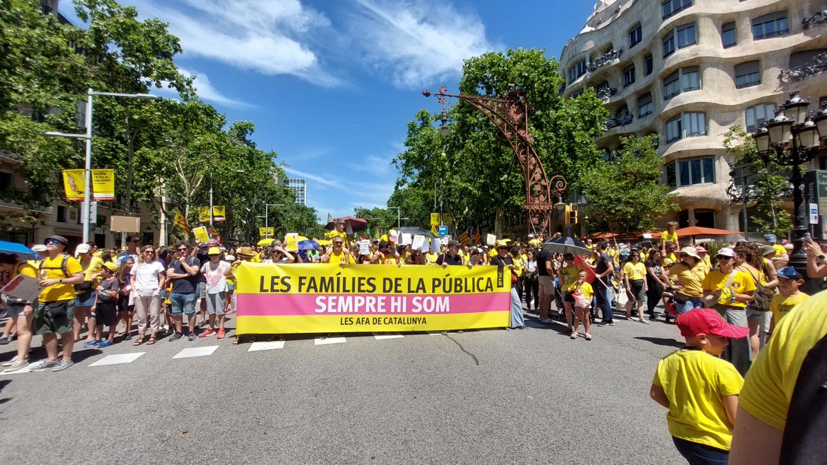 affac_cat's tweet photo. Les famílies diem: Ara toca un gran Acord per l’Educació Pública. 

Avui als carrers de Barcelona hem tornat a deixar clar que les famílies de la pública, sempre hi som. https://t.co/ftXPEy4dK7