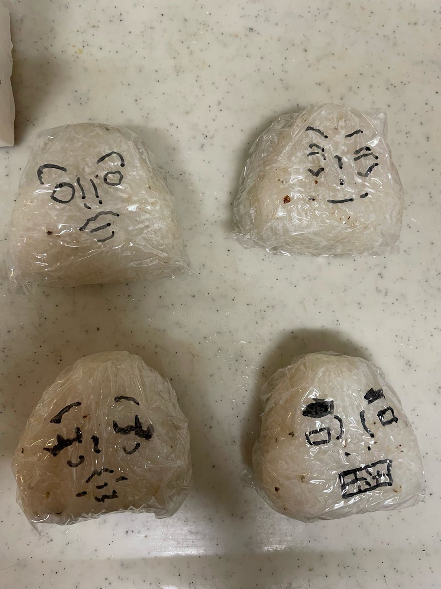 joer0220's tweet photo. 弟のおにぎり作り手伝ったので、落書きしときましたとさ✨
おやすみなさい！ https://t.co/rwO14Hh3Ss