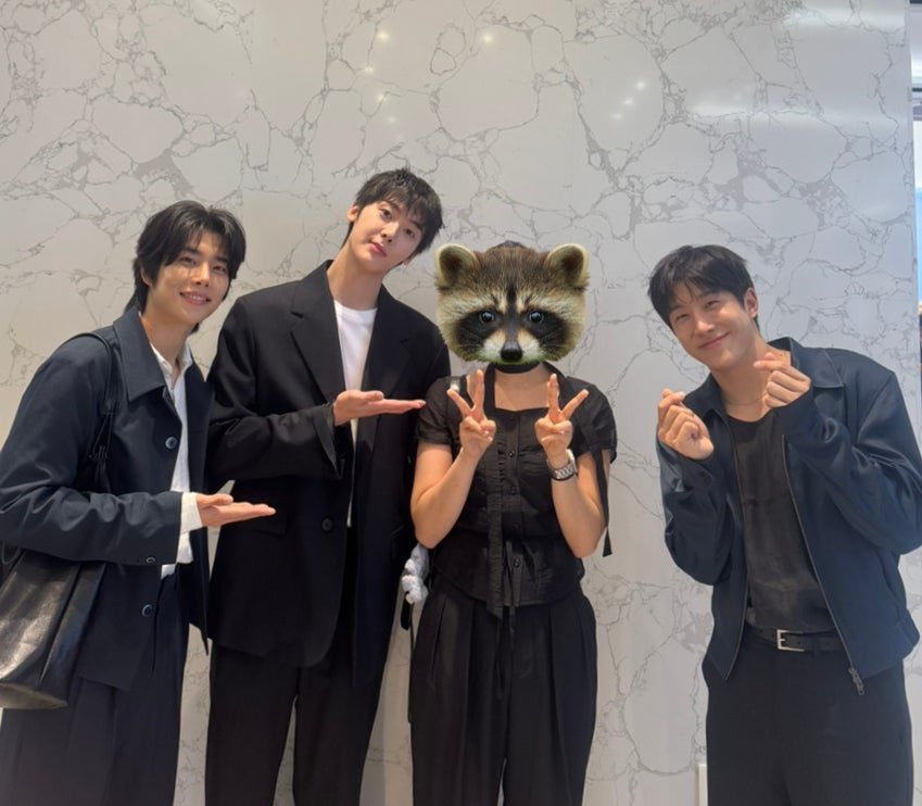 jinjinturtle's tweet photo. 📸 | Foto que una fan se tomó junto a #JINJIN, #MJ y #YOONSANHA, esto fue el día de la boda del manager de ASTRO. 🥰

Cr. @.mzylvs_2 https://t.co/LTg25oq6qJ