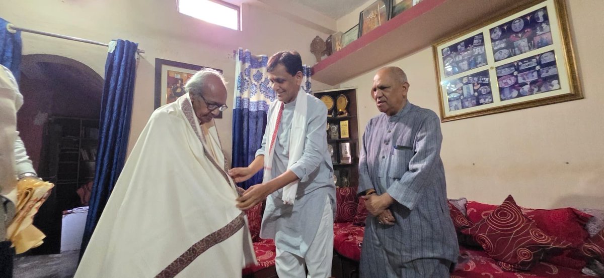nityanandraibjp's tweet photo. गरीबों के मसीहा एवं विकास के भागीरथ पुरुष, यशस्वी प्रधानमंत्री श्री नरेंद्र मोदी जी के नेतृत्व में सेवा, सुशासन एवं गरीब कल्याण के 12 वर्ष पूर्ण होने के उपलक्ष्य में रांची के सुखदेव नगर दक्षिण मंडल में आयोजित प्रबुद्ध संपर्क कार्यक्रम के अंतर्गत वरिष्ठ पत्रकार पद्मश्री श्री बलवीर दत्त जी एवं प्रबुद्ध वर्ग के साथ संवाद किया।

साथ ही, केंद्र सरकार की ऐतिहासिक उपलब्धियों, जनकल्याणकारी योजनाओं तथा विकसित भारत के संकल्प पर विस्तृत चर्चा की।

इनके द्वारा लिखित किताब इमरजेंसी का कहर और सेंसर का जहर जो कांग्रेस की क्रूरता एवं काली करतूतों को परिभाषित करती हैं, मुझे भेंट की।

विकसित भारत के संकल्प को साकार करने में प्रबुद्ध समाज की भूमिका अत्यंत महत्वपूर्ण है।