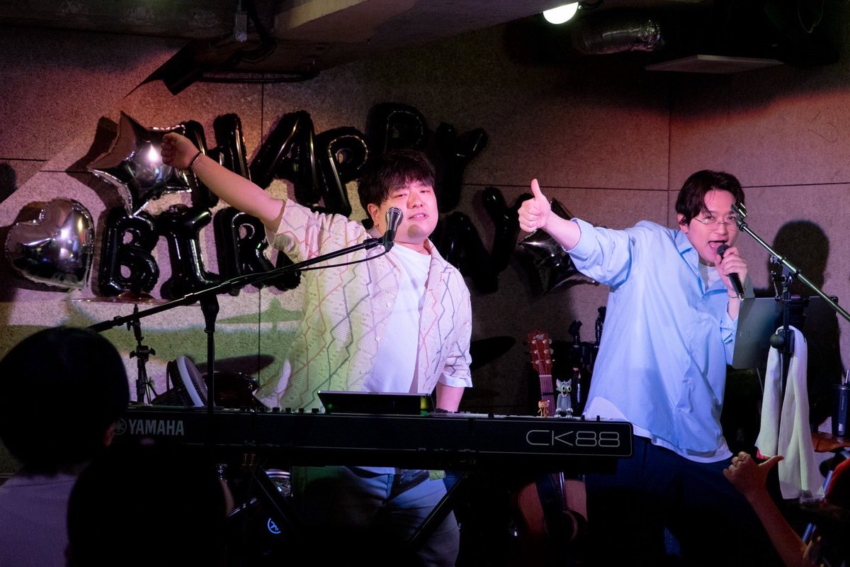 kkshuhei's tweet photo. 誕生日は毎年やってくるけど、直接「おめでとう」って言えるってすごいこと。

出会って、想い合うようになって、関係が続いて、お互い元気でいて、同じ日に同じ場所で…ってよく考えたらとんでもない奇跡ですよね。

相方が幸せな顔してて俺も幸せ！みんなありがとね。誕生日おめでとう！

#kudokimu https://t.co/rPnpKMZcMH