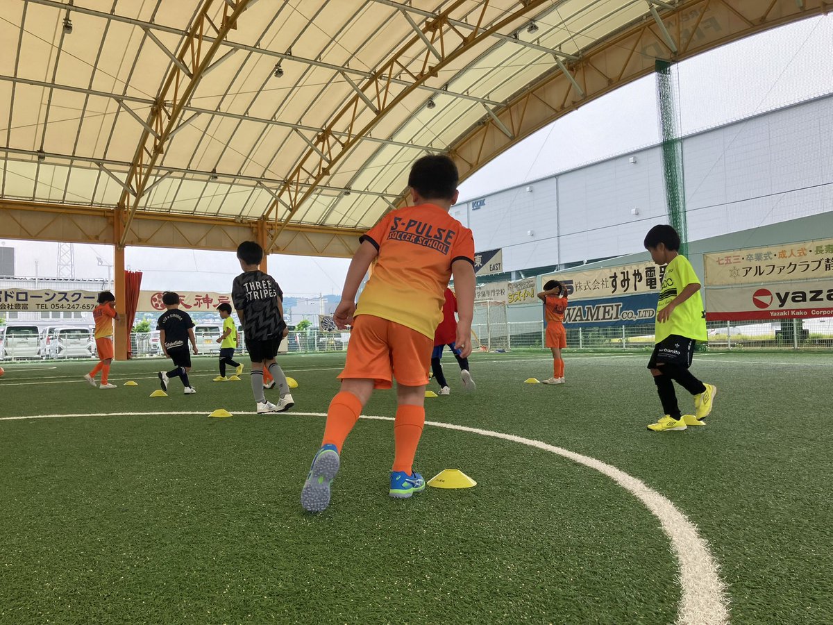 spulse_school's tweet photo. 【静岡エリア】
本日、「テクニックスクール」を実施しました‼️

テーマは、ドリブル～相手を抜き去るヒントを学ぼう！～

ステップ・ボール技術・観る技術
ドリブルに必要なことを学び、積極的な姿勢が沢山見られました👍

スクールTOP
https://t.co/qONrP03H7Q

#spulse
#エスパルスサッカースクール https://t.co/LqwQPYO1k1