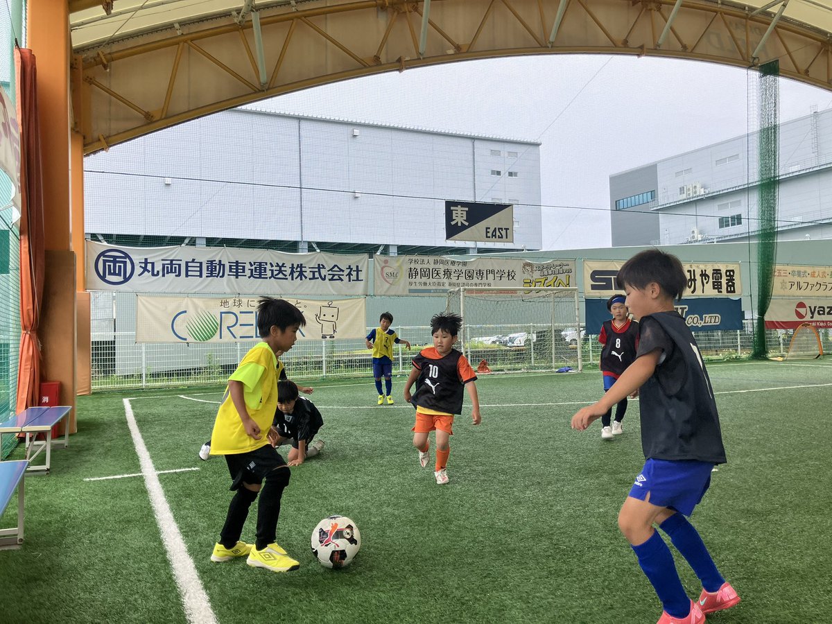 spulse_school's tweet photo. 【静岡エリア】
本日、「テクニックスクール」を実施しました‼️

テーマは、ドリブル～相手を抜き去るヒントを学ぼう！～

ステップ・ボール技術・観る技術
ドリブルに必要なことを学び、積極的な姿勢が沢山見られました👍

スクールTOP
https://t.co/qONrP03H7Q

#spulse
#エスパルスサッカースクール https://t.co/LqwQPYO1k1