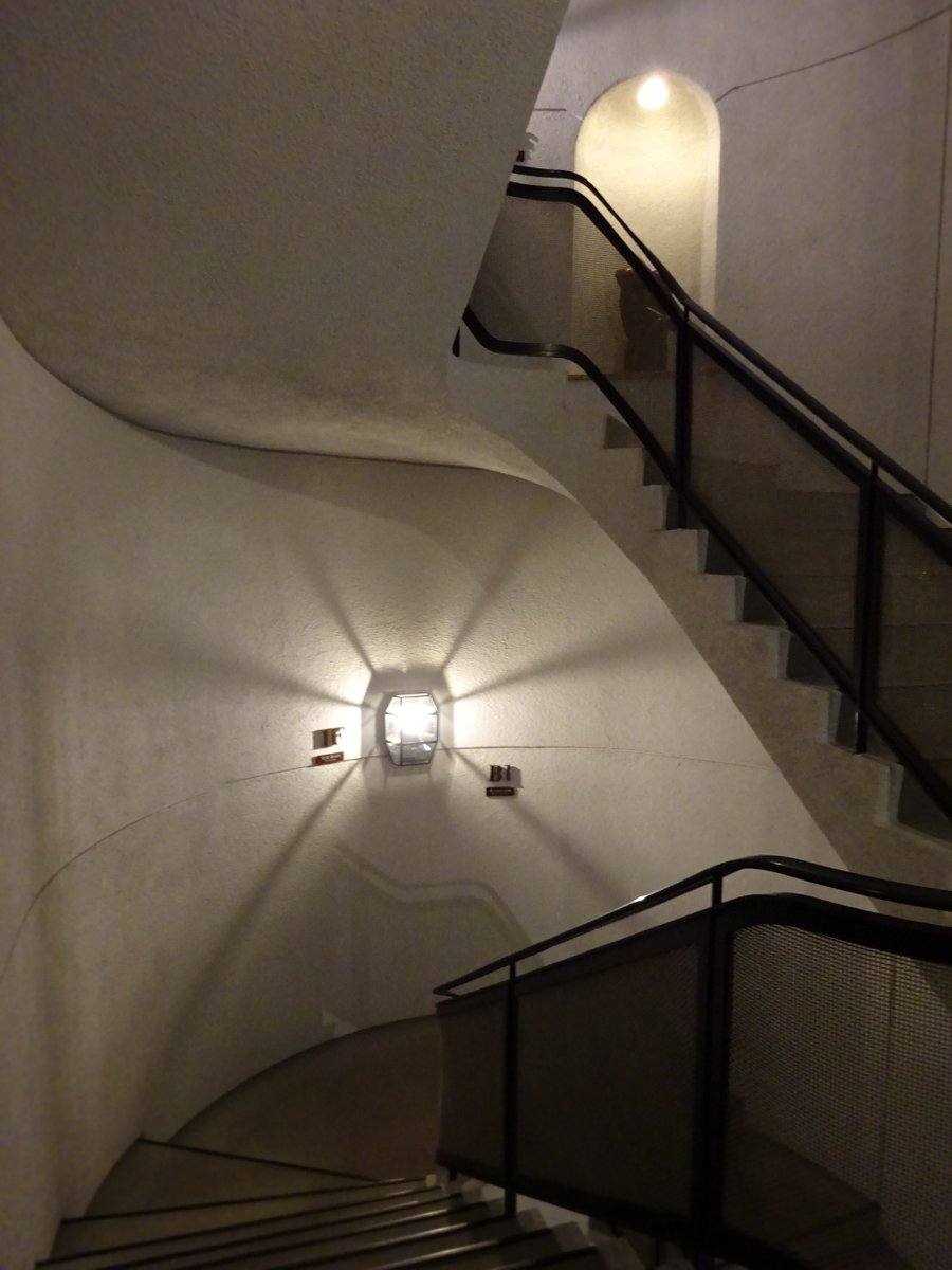 syoyojurin's tweet photo. 松涛美術館、かなり以前に一度訪れたことがあるのですが、建築に興味をもって見学したのははじめてでした。
中央にある楕円型の吹き抜けの底は噴水のある池となっている。
階段の踊り場では照明が放射する影に目を瞠る。 https://t.co/mNbjCd3NE0
