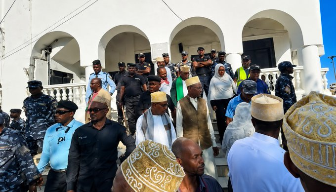 comoros_ne's tweet photo. 🇰🇲 Comores : les forces de l’ordre ont empêché une prière organisée à la mosquée de Moroni en faveur de l’ancien président Ahmed Abdallah Mohamed Sambi, sur fond de préoccupations croissantes concernant son état de santé et d’appels à une prise en charge médicale adaptée https://t.co/b77XING0BQ