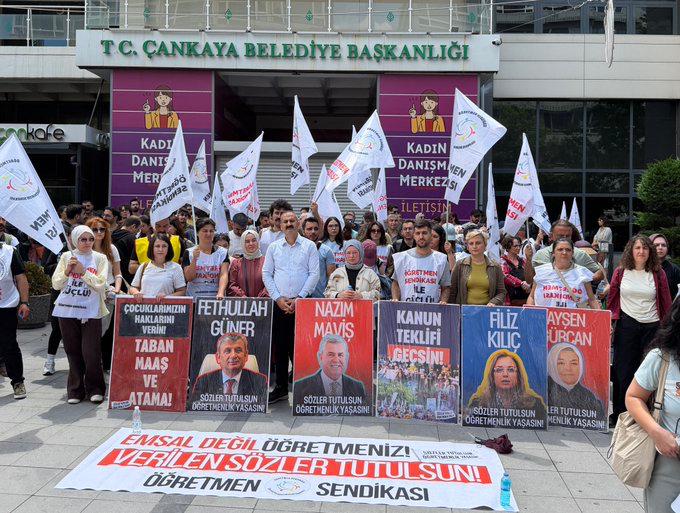 egitimsen's tweet photo. 🔴Özel Sektör Öğretmenleri Sendikası'nın çağrısıyla, özel sektördeki güvencesiz çalışma koşulları ve düşük ücretler başta olmak üzere yaşadıkları sorunları gündeme taşımak için Ankara’ya gelerek Meclis'e yürümek isteyen öğretmenlere polis polis müdahale etti. Yapılan müdahalede Özel Sektör Öğretmenleri Sendikası Genel Başkanı Eren Edebali dahil çok sayıda kişi gözaltına alındı.

Öğretmenler, gözaltına alınanların serbest bırakılması talebiyle açıklama yapmak üzere Sakarya Caddesi'ne yürüdü. Açıklamada konuşan Eğitim Sen Genel Sekreteri Zülküf Güneş, “Ankara Emniyeti'nin bugün yaptıkları için, bu utanç için biz sizlerden özür diliyoruz. Çok uzak yollardan haklarınızı aramak için geldiniz; ama Ankara Emniyetinin size reva gördüğü sizleri yerlere sürüklemek oldu. Bu utanç tablosu için İçişleri Bakanlığı'nın derhal soruşturma başlatmasını talep ediyoruz” dedi.

Özel sektör öğretmenleri ile mülakat mağduru öğretmenlerin atanması, güvencesiz çalışma koşullarının düzeltilmesi ve taban maaş hakkının verilmesi için mücadele eden öğretmenlerin yanındayız! Öğretmenlere yapılan müdahaleyi kınıyor, arkadaşlarımızın derhal serbest bırakılmasını istiyoruz!
#ÖğretmenlerGözaltında
@ogretmensendika