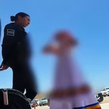 Cultination1's tweet photo. 🇲🇽👨‍👧❌Cette fillette de 9 ans SUPPLIE en pleurant de ne pas être rendue à son père : la justice l’ordonne malgré ses accusations d’ABUS SEXUELS.

Le 27 mai 2026, à Piedras Negras dans l’État de Coahuila (Mexique), une fillette de 9 ans a vécu un véritable cauchemar qui a bouleversé tout le pays. Habillée de sa jolie robe traditionnelle portée lors de la fête des Mères à l’école, elle devait être remise à son père, l’avocat Eduardo Alejandro Morales Cervera, qui avait OBTENU LA GARDE temporaire.

Devant plusieurs policiers et adultes, la petite fille a EXPLOSÉE EN LARMES. Elle s’est débattue, a donné des coups de pied, crié et supplié : « Maman, aide-moi ! Ne le laissez pas m’emmener ! Il me touche les parties intimes ! »

Sa mère, Vica Torres, avait divorcé après des violences conjugales et disposait d’une ordonnance de protection. Le père, absent pendant 4 ans, avait RÉCUPÉRÉ LA GARDE après avoir accusé la mère d’avoir giflé l’enfant. Finalement, grâce à une forte mobilisation citoyenne, la fillette a été placée en sécurité chez sa famille maternelle. Le père aurait fui l’État.
(El País)