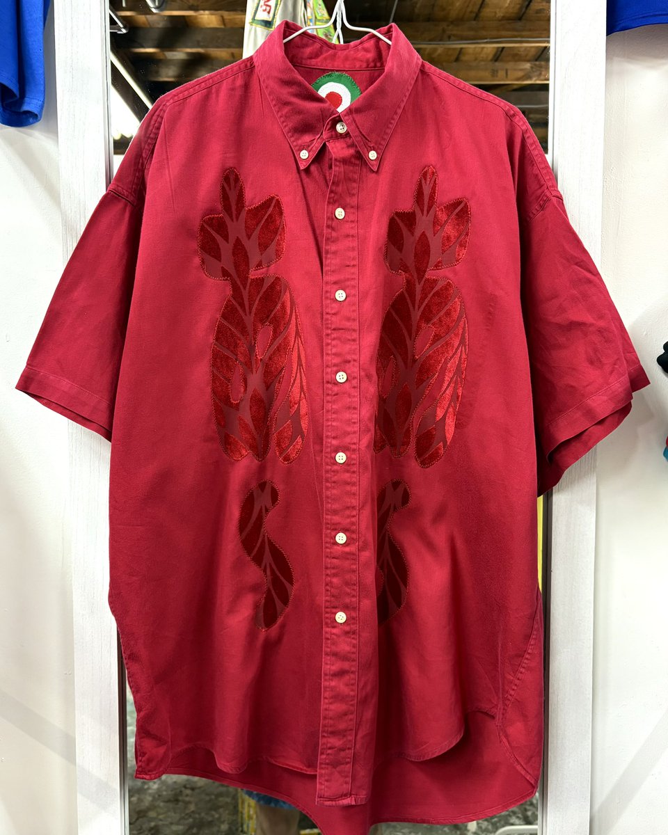 mkm_original's tweet photo. MKM ORIGINALオーダーあ~あ~半袖シャツ
【赤のベロア散しあ~あ~】

半袖シャツのあ~あ~半袖シャツになります。
ベロアがあしらわれた赤の生地をあ~にして縫い付けました。
オーダーだと好きな組み合わせに出来るので、店頭にてご相談下さいませ。
#あーあー #MKM https://t.co/pnLmJRkXk6