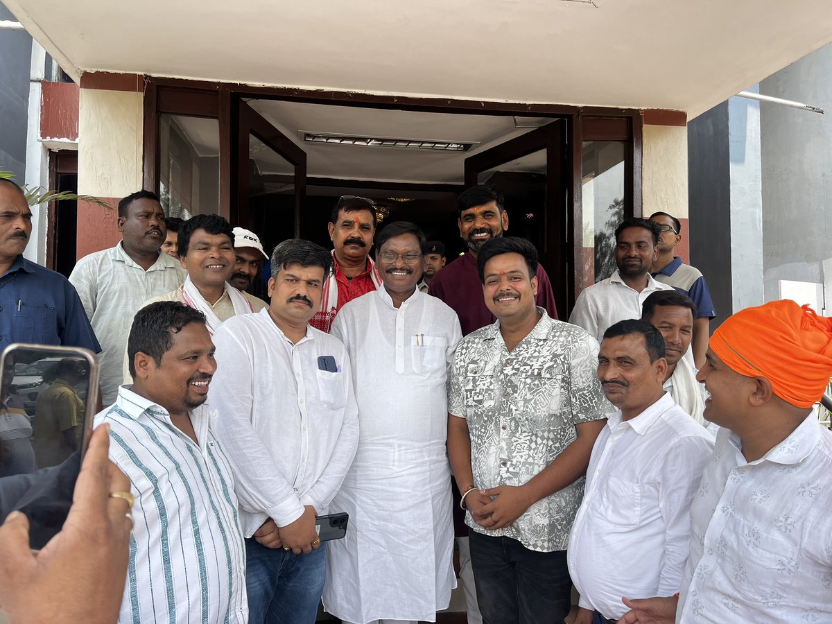 BjpVishalgautam's tweet photo. आज झारखंड के पूर्व मुख्यमंत्री, भारत सरकार के पूर्व केंद्रीय मंत्री आदरणीय श्री अर्जुन मुंडा जी के बोकारो प्रवास के दौरान उनका स्वागत करने का सौभाग्य प्राप्त हुआ।
इस अवसर पर उनके साथ समय बिताने और मार्गदर्शन प्राप्त करने का अवसर मिला।
@MundaArjun @BJP4India @BJP4Jharkhand https://t.co/mqzkBpEkWR