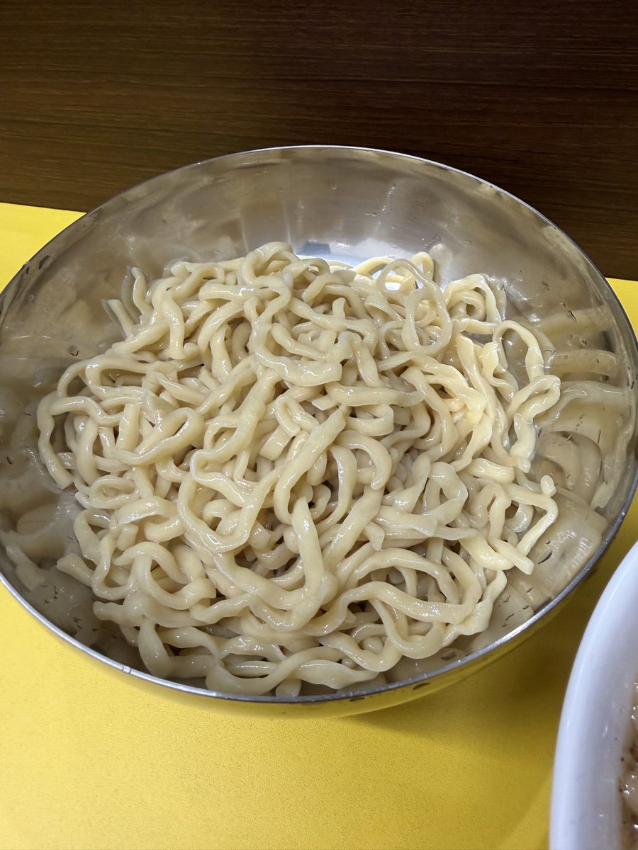 KoutantT's tweet photo. 豚が1番☆脂が2番@戸田公園

週末ご褒美23

つけめん　シークワーサー、麺200、にんにくちょ、脂まし、魚粉
肉増しハーフ
お心遣い🙏

お初のシークワーサー、さっぱりしてて脂を中和✨
麺300で良かったかも😭
夜中に食べるラーメンは最高❗️
今日も美味しいご褒美ご馳走様でした！ https://t.co/gW4rSoOY0o