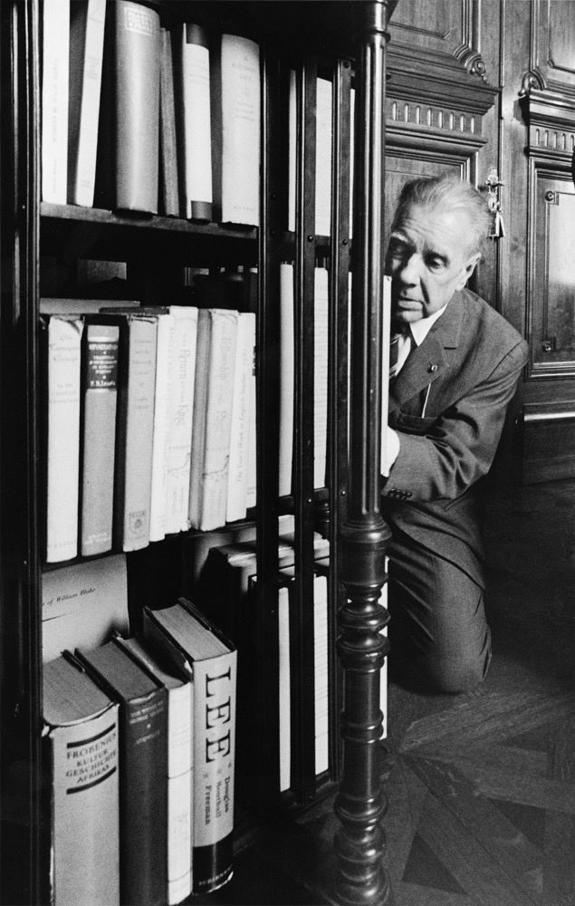 BellasArtesAR's tweet photo. A 40 años de su partida, recordamos al inmenso Jorge Luis Borges “de rodillas ante los libros”, como dice el título de esta imagen registrada por Sara Facio en 1969 en la Biblioteca Nacional, en tiempos en los que el célebre escritor la dirigía. https://t.co/qrfXzukwak