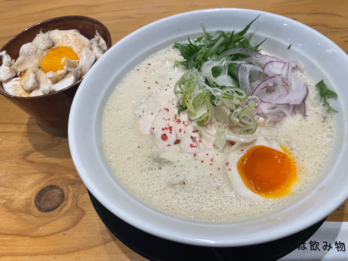 CREngoJPN's tweet photo. 鶏白湯ラーメン&amp;但馬鶏どん💕
下山したら妙にラーメンで暖を取りたくなり😅探したお店が地元の方メインの場所で一苦労も💦
だいぶ飯投下も既定路線なスープ🎉
さぁ明日は5時から初戦なので早起き決定🤣
また１週間お付き合いくださいませ😊 https://t.co/IMP44ZnQPh