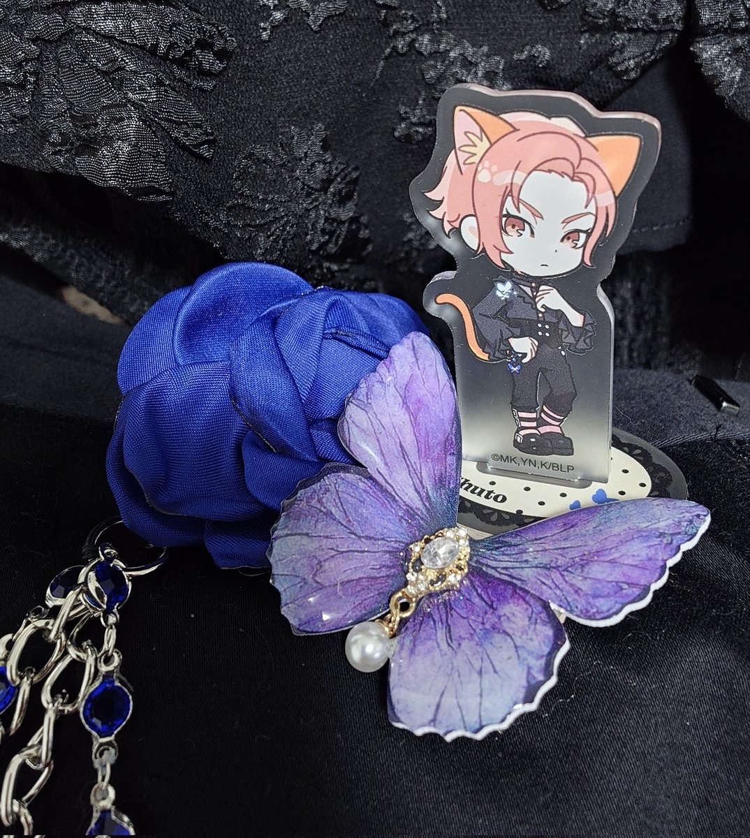 simonOutput's tweet photo. 昨晩〜のさぎょいぷのおかげでラグコス用お衣装の完成の兆しが✨
既製品魔改造しまくった笑
あとはボタンつけるのと(塗装しているので乾かし中)ブーツのベルトが届けば完成〜🙌🏻💕︎︎ https://t.co/ya28e1WiGg