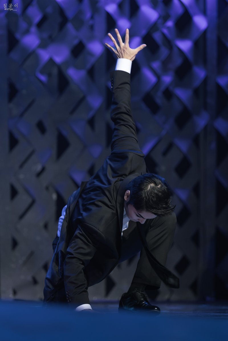SZTpic___'s tweet photo. 260614 뮤지컬 신과함께 커튼콜
백형훈 배우님 (1)
저 승
최 강 https://t.co/lqVPRF9JMr