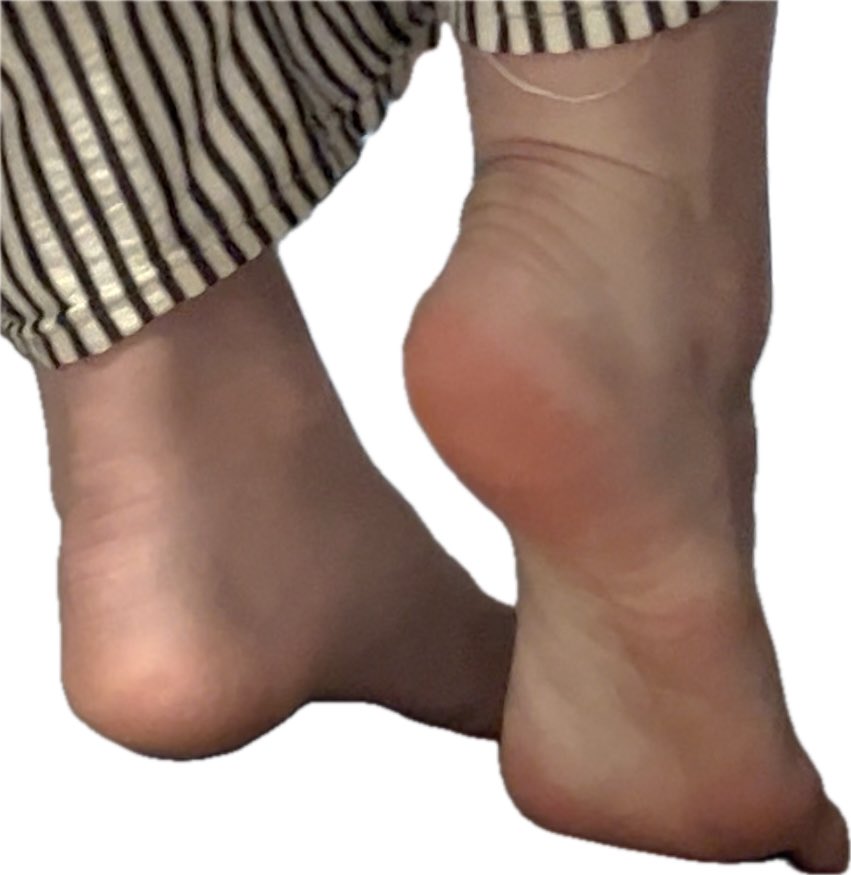 kh967976's tweet photo. I got to see this girl's bare legs today. Apparently, her feet smell. I really want to find out🤤🤤🤤 https://t.co/RIyMMJZuCc