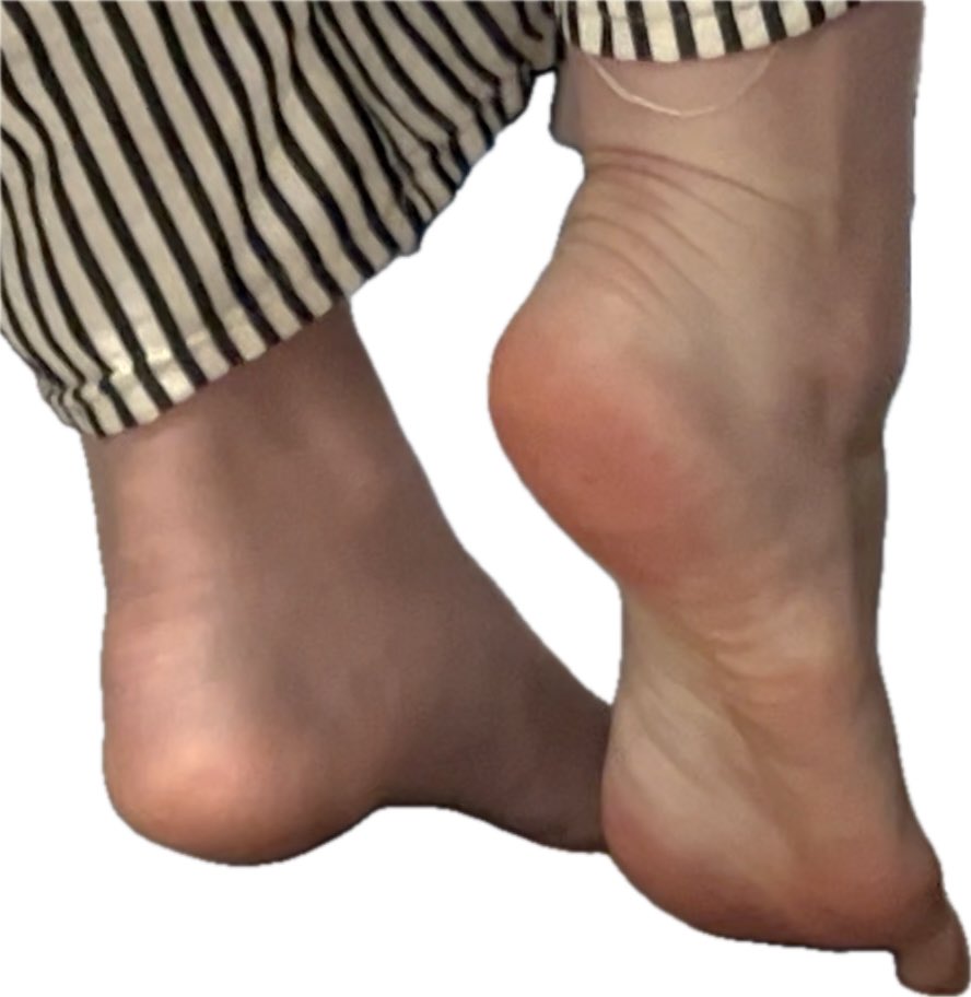 kh967976's tweet photo. I got to see this girl's bare legs today. Apparently, her feet smell. I really want to find out🤤🤤🤤 https://t.co/RIyMMJZuCc