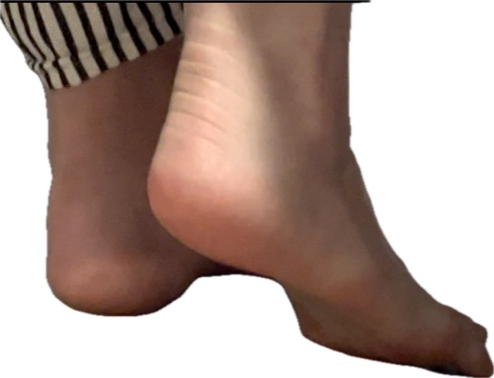 kh967976's tweet photo. I got to see this girl's bare legs today. Apparently, her feet smell. I really want to find out🤤🤤🤤 https://t.co/RIyMMJZuCc