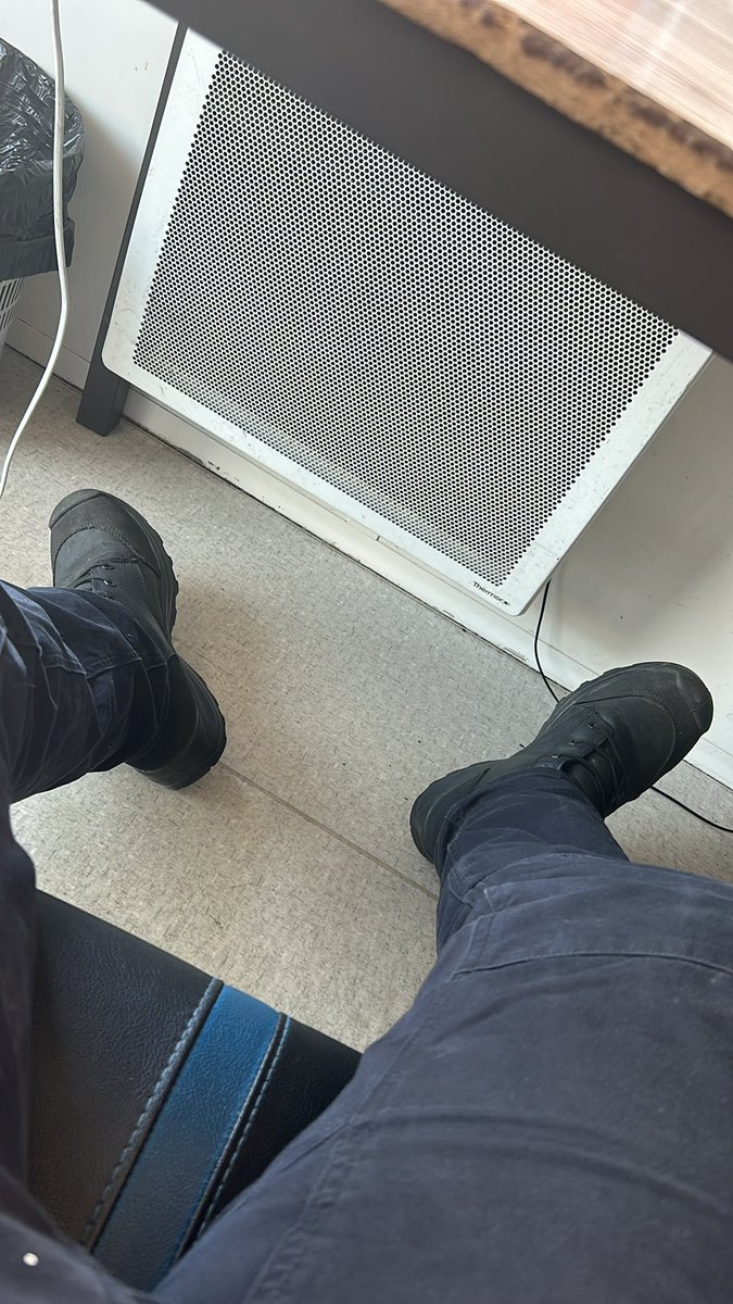 MasterRey222's tweet photo. Bientôt 12h que mes pieds sont enfermé dans ces chaussures, imagine l’odeur😂 tu penses tu aurais le courage d’y coller ta truffe? Ou ta langue?

#findom #findommale #footfetish #moneyslave #soumis #bdsm #pied #paypig https://t.co/YWBEsx9vEq