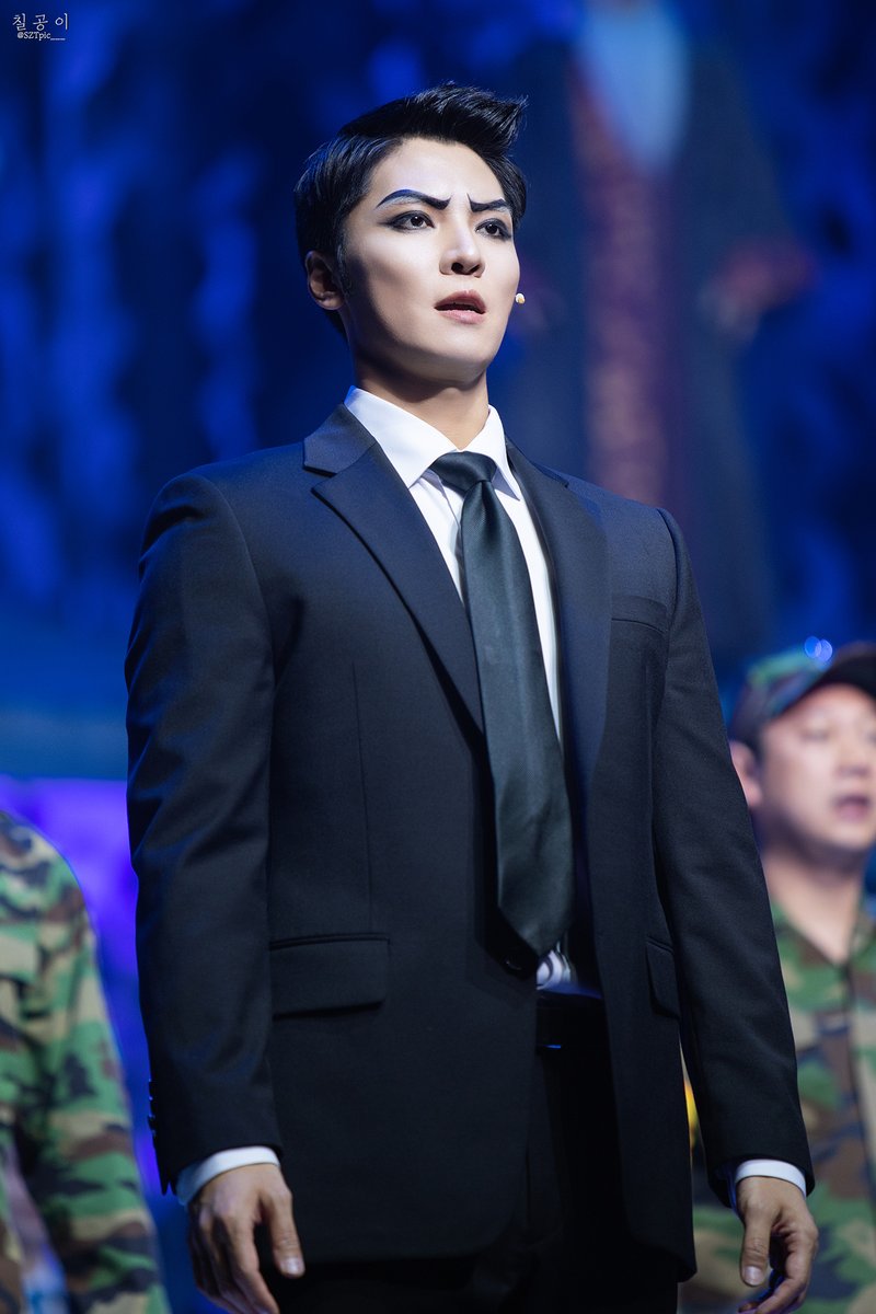 SZTpic___'s tweet photo. 260614 뮤지컬 신과함께 커튼콜
백형훈 배우님 (3)
블랙수트 최고된다,,,, https://t.co/ULjdafBwMB