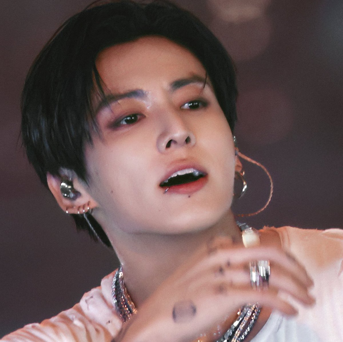ianadmirer's tweet photo. this vampire visual? if dracula were a handsome idol https://t.co/HxOa3nU6nV