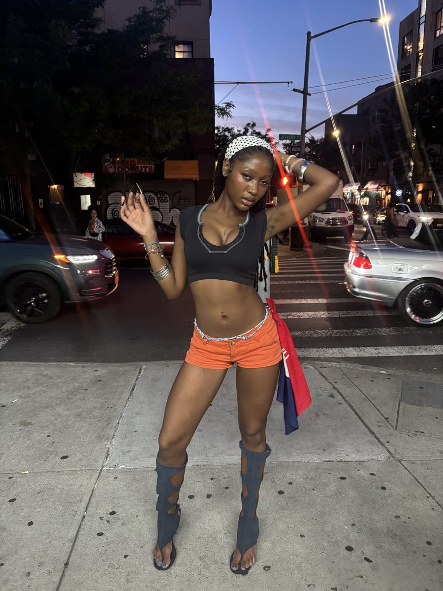 Ihateyara's tweet photo. 🧡💙 https://t.co/k2RE6KgWNX