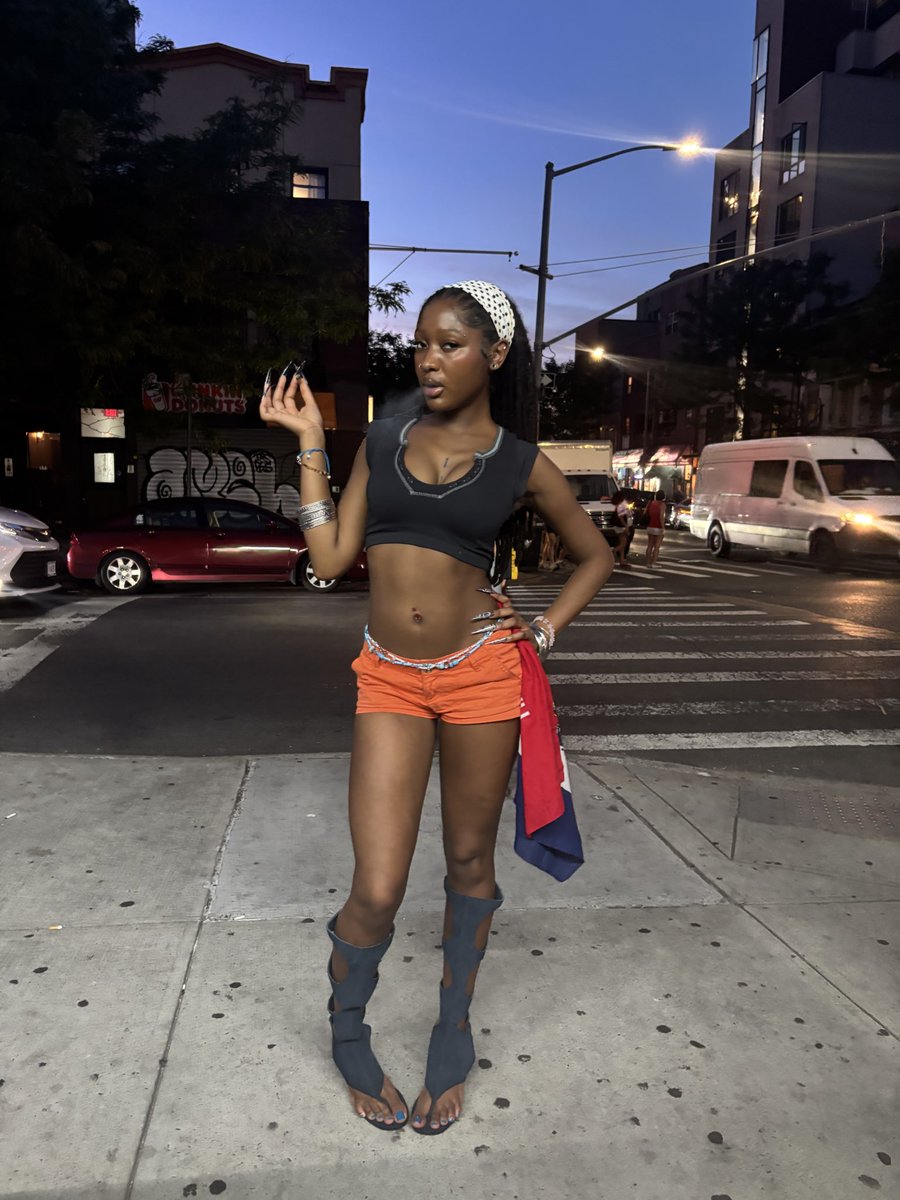 Ihateyara's tweet photo. 🧡💙 https://t.co/k2RE6KgWNX
