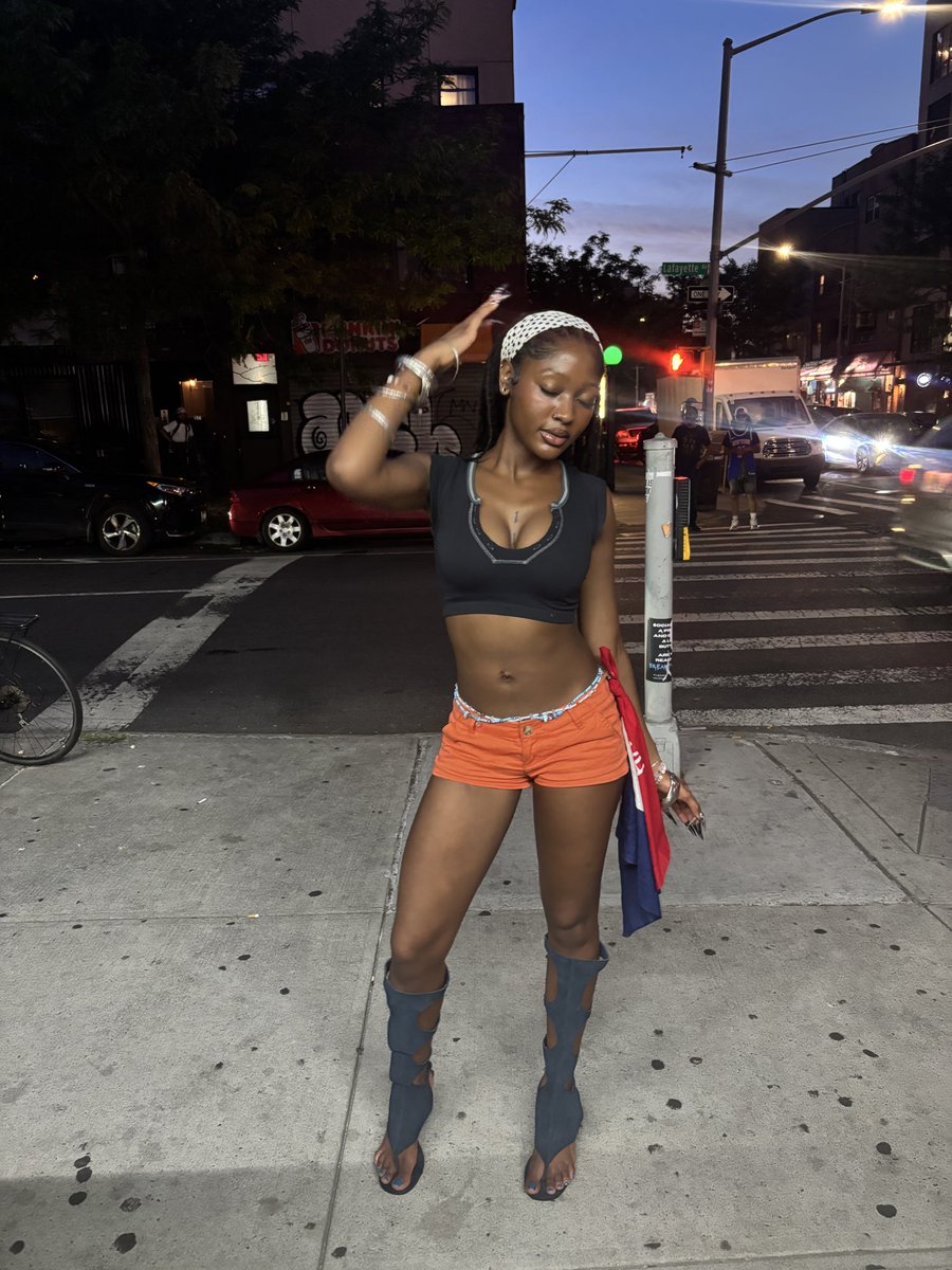 Ihateyara's tweet photo. 🧡💙 https://t.co/k2RE6KgWNX