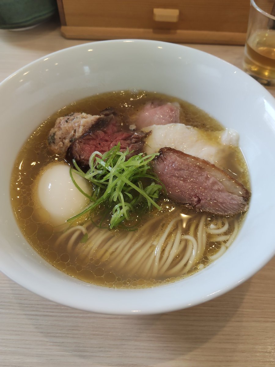 hamramran's tweet photo. 金沢　つみき
3周年記念コラボらぁ麺
特上塩醤油らぁ麺　肉盛り
ちりめん金澤山椒飯
いつも��つみき出汁をすごく濃くしたスープ。出汁感の強さに負けない栗ノ木塩醤油ダレ、自家製麺。贅沢なトッピングの数々。ちりめん山椒飯までどれも最高の品々。
3周年おめでとうございます🎉 https://t.co/GbUgIClw3B