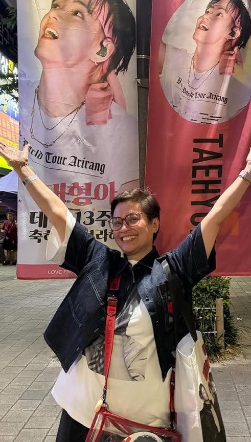 Borahae_321's tweet photo. The voice of Disney's Princess Mulan and Princess Jasmine, the 3-time Tony Award Winner, Broadway's Queen (Les Mis, Miss Saigon) - MS LEA SALONGA at the BTS Busan concert.  A true "purple-blooded" ARMY.

Her bias is Taehyung right from the start of her ARMY journey.♥️♥️♥️ https://t.co/hKMsP394zf
