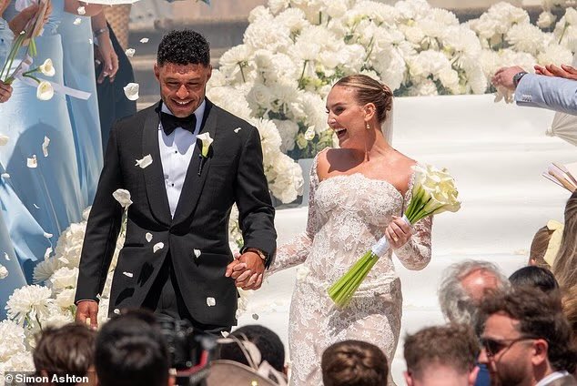 perriebrportal's tweet photo. É oficial! Nossa menina finalmente teve seu final feliz! 🥹🥹

Perrie se casou com Alex Oxlade-Chamberlain hoje (13/06), na região do Triângulo Dourado do Algarve, em Portugal, em uma cerimônia intimista e luxuosa na Igreja Matriz de Estoi. A festa também seguiu o mesmo estilo, exatamente como Perrie sempre sonhou.

📸: Simon Ashton