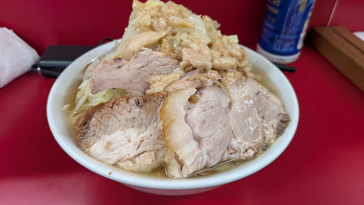 perfu882's tweet photo. オールウェイズと麺量で有名な、二郎神田神保町店へ行きました！
いやぁ、列すごかったけど、3時間待ちはさすがに過去最長のはず、、
少なめ豚
少なめほぼやったことないけど、それなのに久々に感じました、限界をw
だって器の1/3は超えるどデカ豚が7枚！？俺初めて豚数えられなくなったw
最高でした！ https://t.co/9XQOpKHiQA
