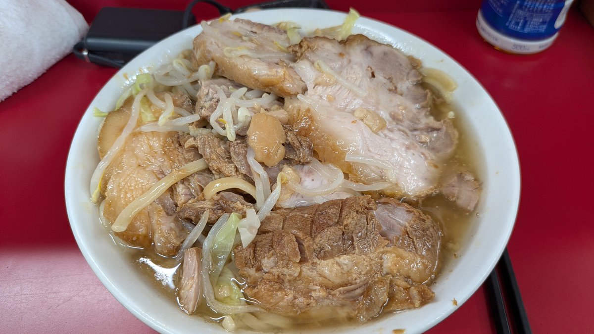 perfu882's tweet photo. オールウェイズと麺量で有名な、二郎神田神保町店へ行きました！
いやぁ、列すごかったけど、3時間待ちはさすがに過去最長のはず、、
少なめ豚
少なめほぼやったことないけど、それなのに久々に感じました、限界をw
だって器の1/3は超えるどデカ豚が7枚！？俺初めて豚数えられなくなったw
最高でした！ https://t.co/9XQOpKHiQA