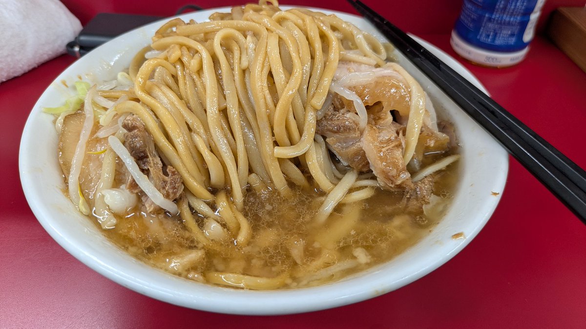 perfu882's tweet photo. オールウェイズと麺量で有名な、二郎神田神保町店へ行きました！
いやぁ、列すごかったけど、3時間待ちはさすがに過去最長のはず、、
少なめ豚
少なめほぼやったことないけど、それなのに久々に感じました、限界をw
だって器の1/3は超えるどデカ豚が7枚！？俺初めて豚数えられなくなったw
最高でした！ https://t.co/9XQOpKHiQA