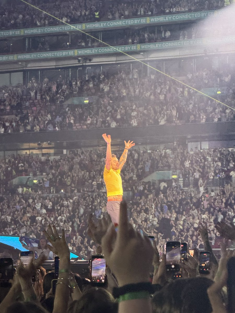 han77034103's tweet photo. @HSHQ @Harry_Styles wembley night 2 was seriously the most insane night!! i can’t wait to do it all over again on wednesday! 💋🪩🕺⭐️ #togethertogethertour #harrystyles https://t.co/js1VOflHSz
