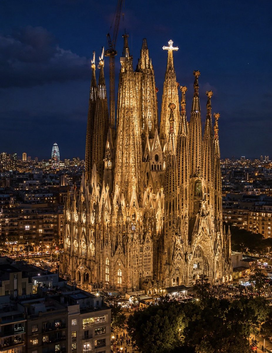 GossipRoomOff's tweet photo. 🚨 La Sagrada Família est officiellement inaugurée après 144 ans de travaux !

L’emblématique basilique de Barcelone, imaginée par Antoni Gaudí, franchit une étape historique avec l’achèvement de sa tour principale culminant à 172,5 mètres de hauteur.

Ce 10 juin, date marquant le centenaire de la disparition de Gaudí, le pape Léon XIV a béni cette spectaculaire tour, surmontée d’une croix monumentale de 17 mètres recouverte de verre et de céramique.

La construction de la Sagrada Família avait débuté en 1882. Plus d’un siècle et demi plus tard, ce chef-d’œuvre architectural unique au monde voit enfin s’achever l’un des plus grands chantiers de l’histoire. 🙏 (via RMC)