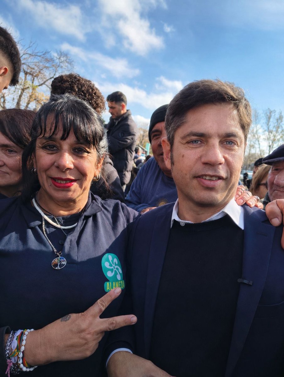 GritoPBAOK's tweet photo. 🚨 Acompañamos a @Kicillofok en la ciudad de Pergamino donde entregó móviles policiales y realizó anuncios de obras para la localidad.

El derecho a la seguridad implica la lucha contra la delincuencia y el desarrollo integral de la comunidad.

Para #NoDejarANadieAtrás ✌️ https://t.co/ukikXB95jr