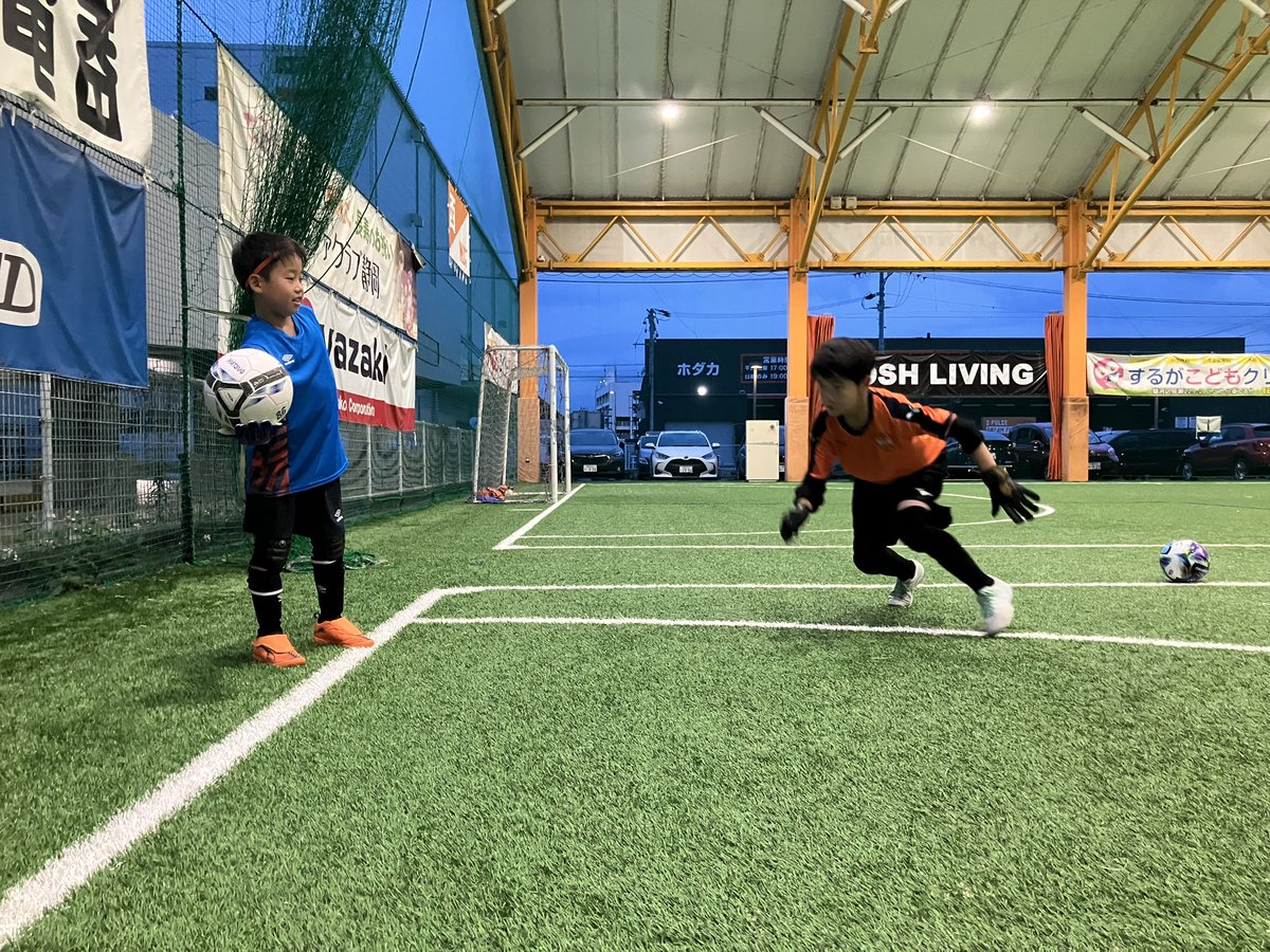spulse_school's tweet photo. 【静岡会場】
#プジョー・シトロエン・DS静岡 presents 清水エスパルスGKスクール🧤

第1クール2回目‼️
テーマは「シュートストップ」🥅🧤

子どもたちの積極的なチャレンジが多く見られました💯

今回はユースGKコーチの川北コーチにも参加していただきました🙇‍♂️

#spulse
#エスパルスサッカースクール https://t.co/y8pPGN5Jhc